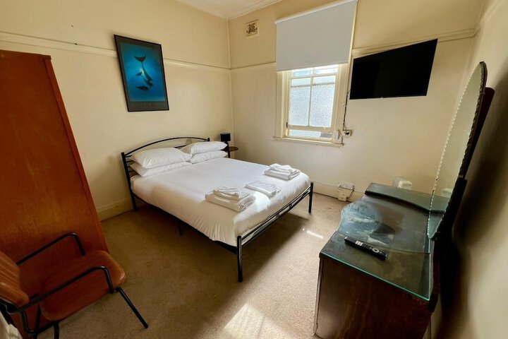 Room 6 of 18