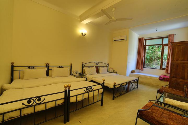 Room 14 of 77