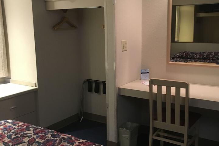 1 Queen Bed (34 of 35)
