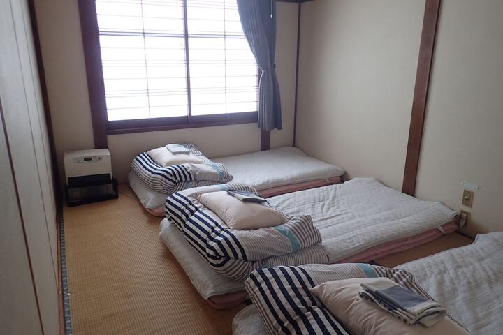 Room 4 of 12