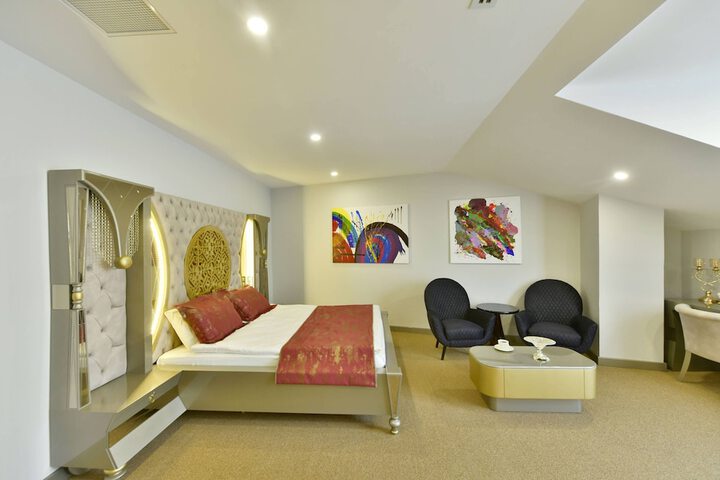 Room 26 of 102