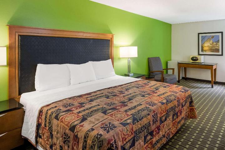 1 King Bed (4 of 15)