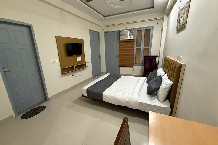 Room 9 of 18