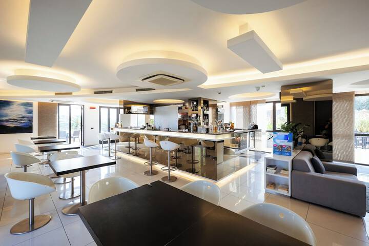 Lounge 153 of 176