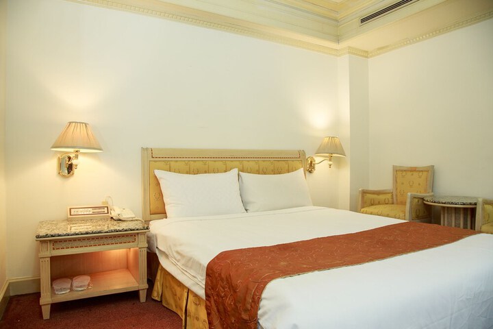 Room 4 of 35