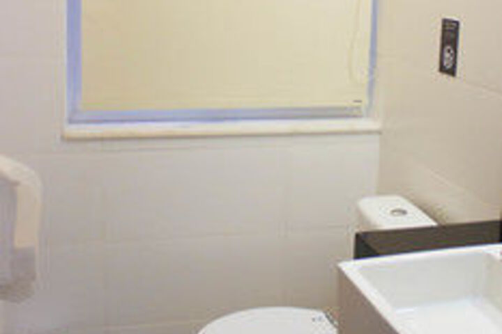 Room 4 of 32
