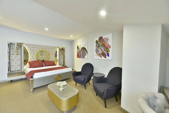 Room 28 of 102