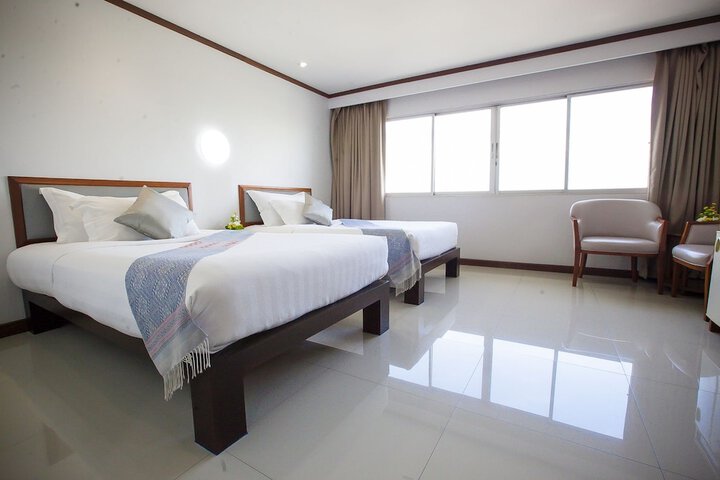 Room 28 of 143