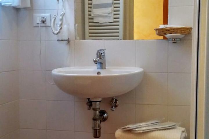 Room 42 of 61
