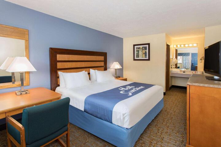 1 King Bed First Floor (7 of 12)