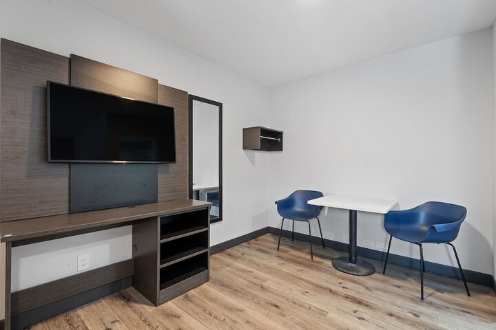 Room 6 of 10