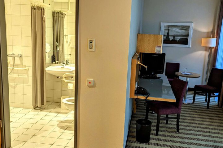 Room 21 of 38