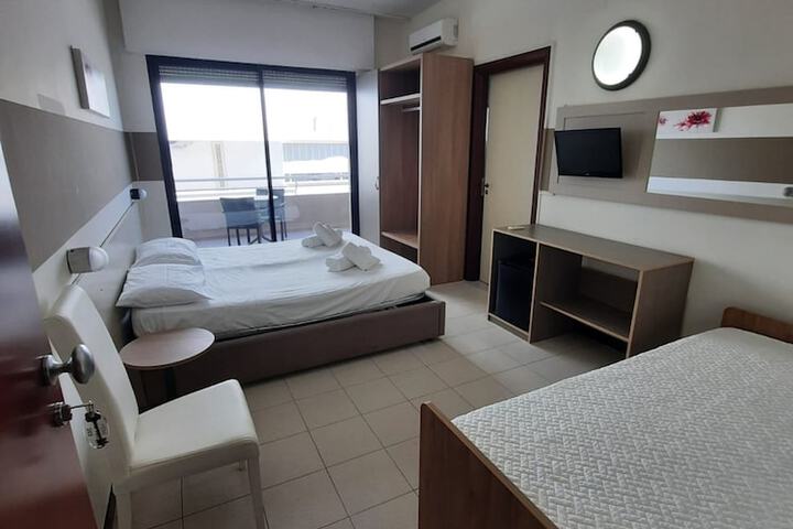 Room 10 of 25