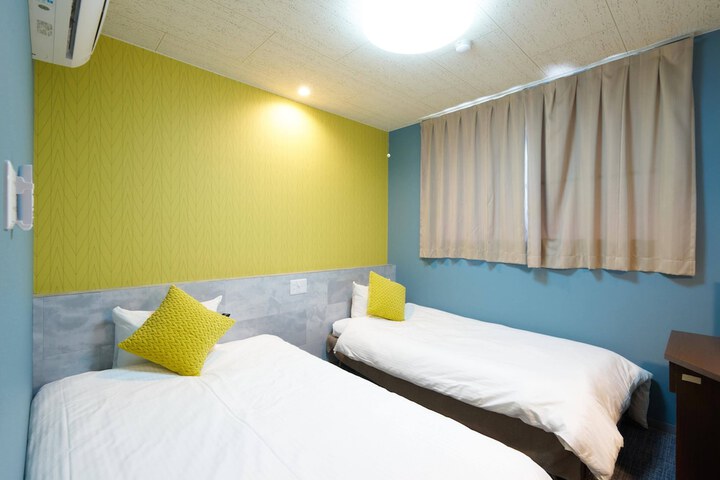 Room 6 of 18
