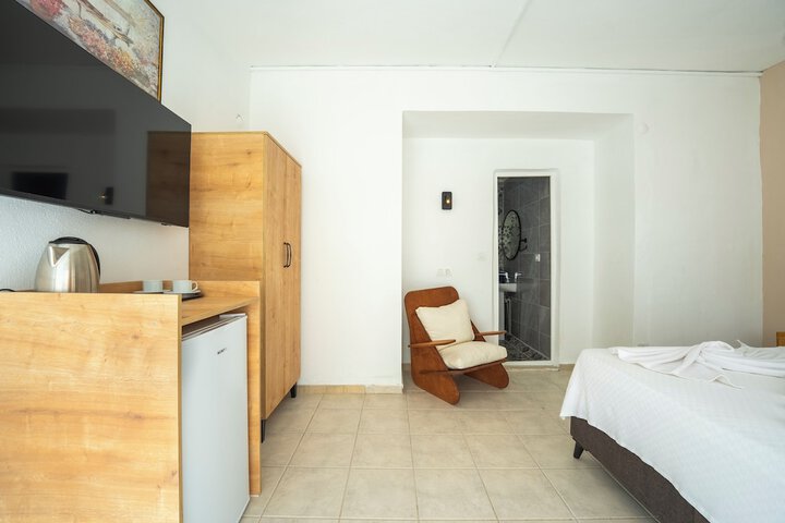 Room 8 of 33