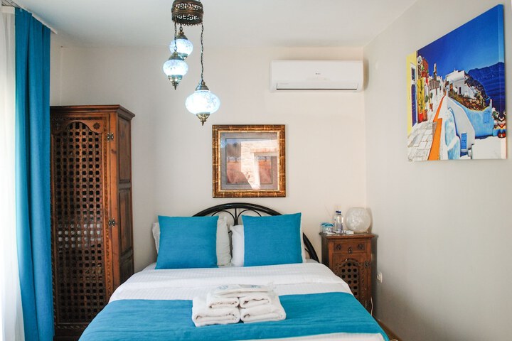 Room 8 of 90