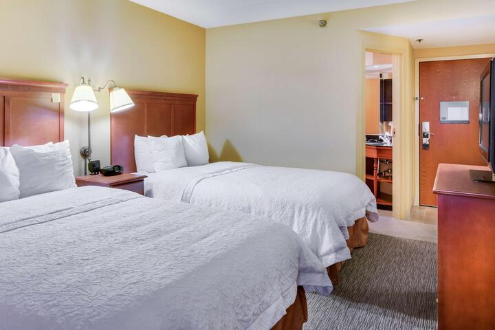 1 Queen Bed Accessible (16 of 19)
