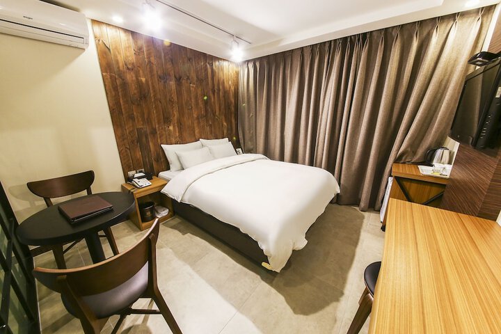 Room 16 of 60