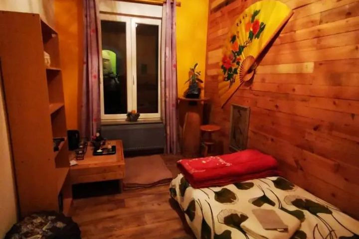 Room 2 of 2