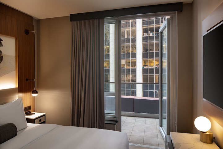 1 Queen Premium High Floor (2 of 7)