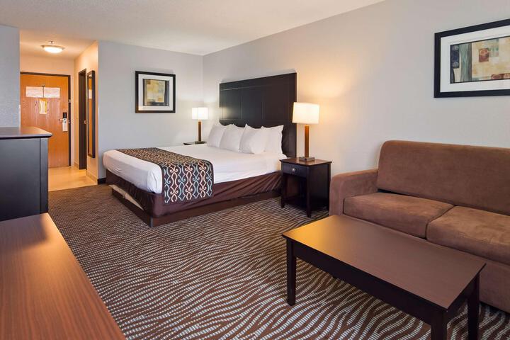 1 King Bed High Speed Internet Accessible Sofa Bed Microwave and Refrigerator Desk Full Breakfast (4 of 16)