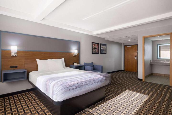 1 King Bed (7 of 25)