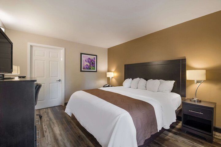 1 King Bed (1 of 13)