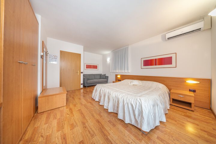 Room 9 of 54