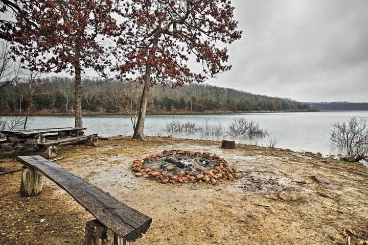 Stockton Lake Escape w / Kitchen Half Mile to Lake