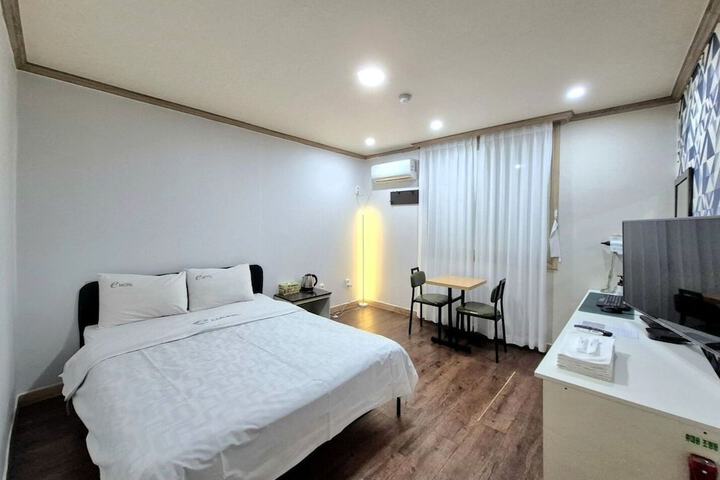 Room 12 of 18