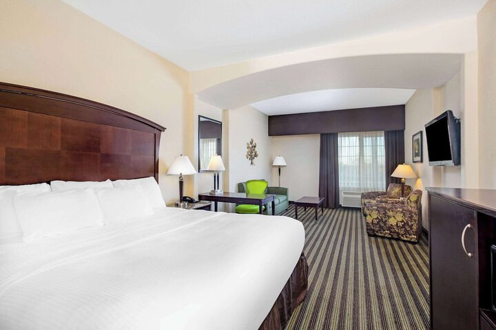 1 King Bed (6 of 18)