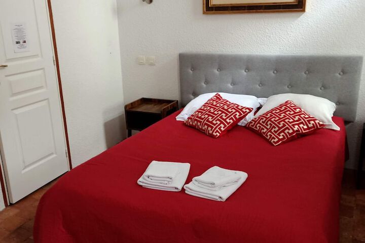 Room 5 of 9