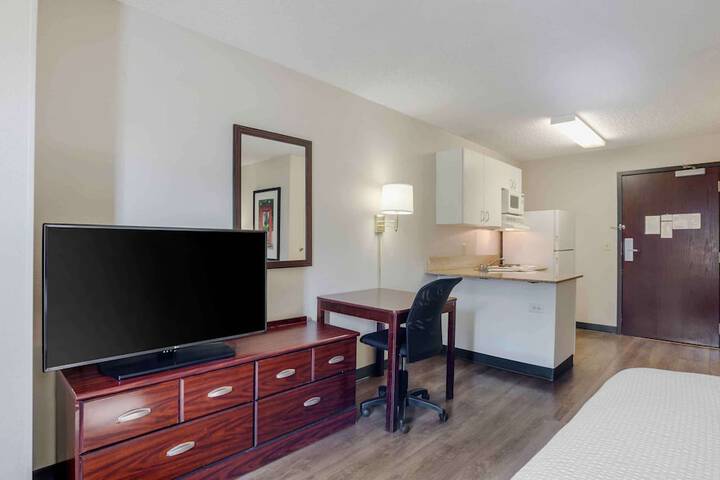Studio Queen Bed (3 of 8)
