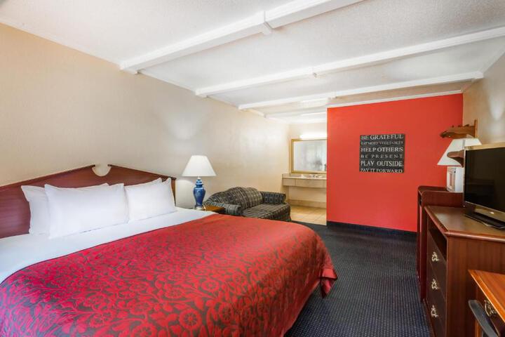 1 King Bed (3 of 4)