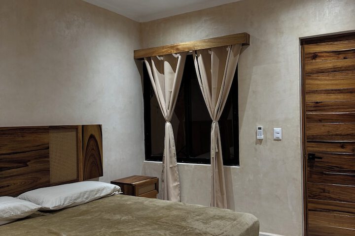 Room 6 of 28