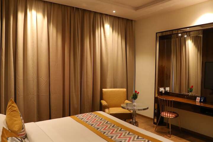 Room 10 of 32
