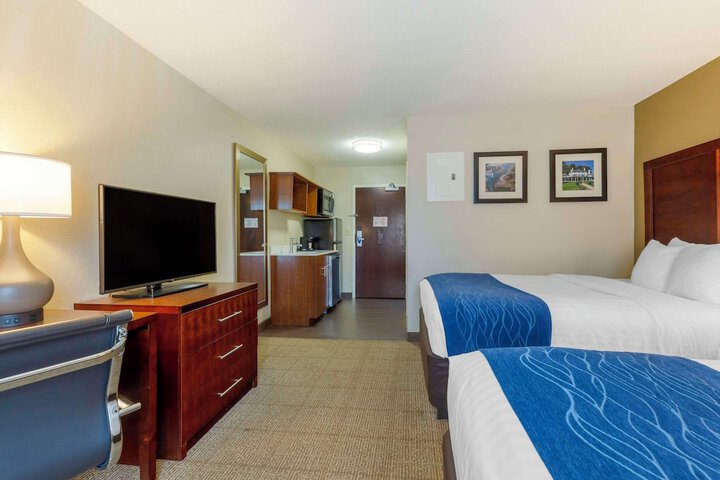 1 Queen Bed Accessible (7 of 19)