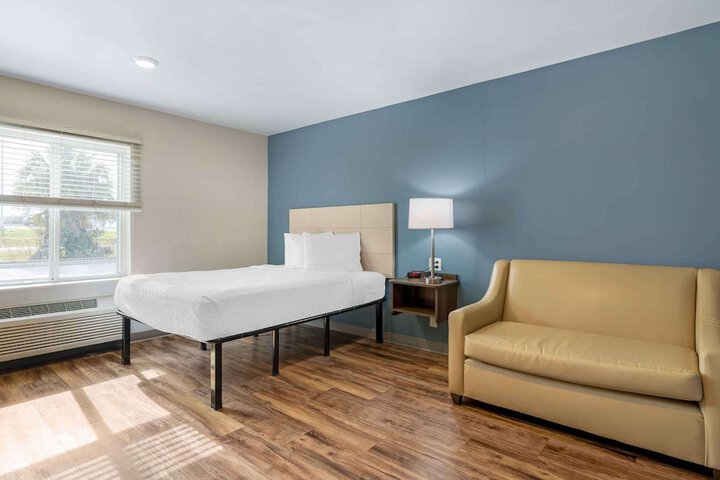 Standard Studio 1 Queen Bed (8 of 11)