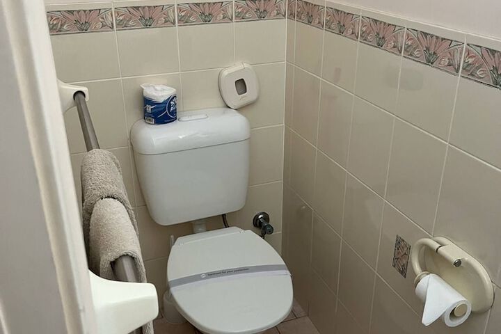 Room 13 of 27