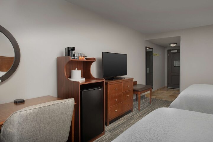 2 Queen Beds (6 of 17)