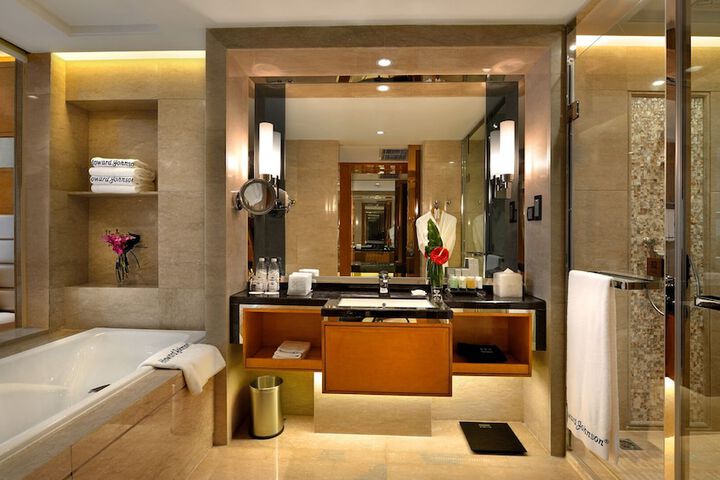 Room 6 of 33