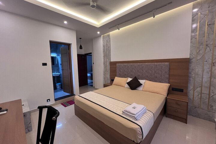 Room 4 of 8