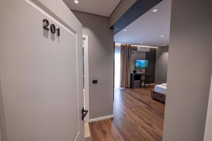 Room 9 of 76
