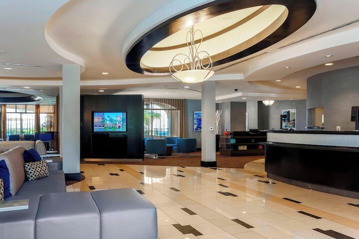 Lobby lounge