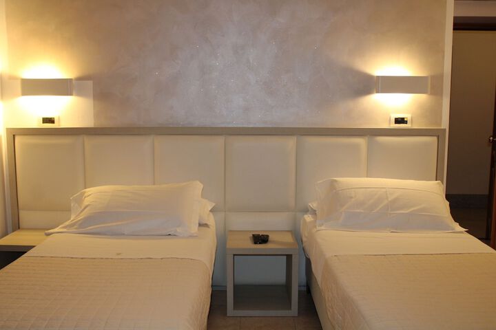Room 25 of 38