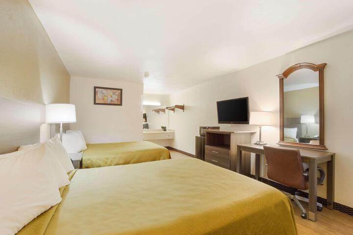 1 Queen Bed (3 of 14)