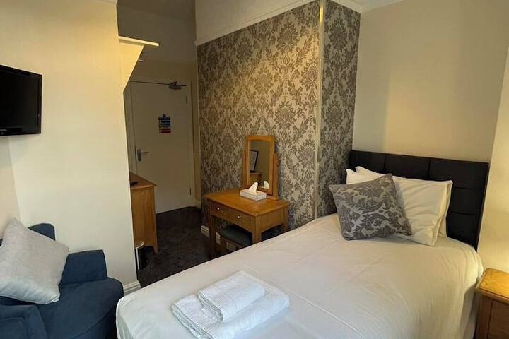 Room 14 of 32