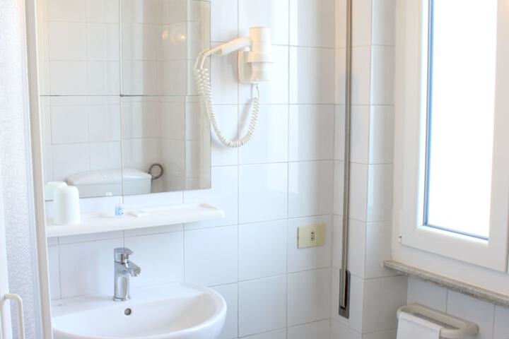 Room 65 of 136