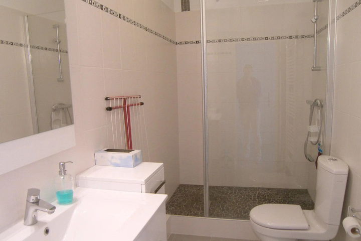 Room 4 of 8
