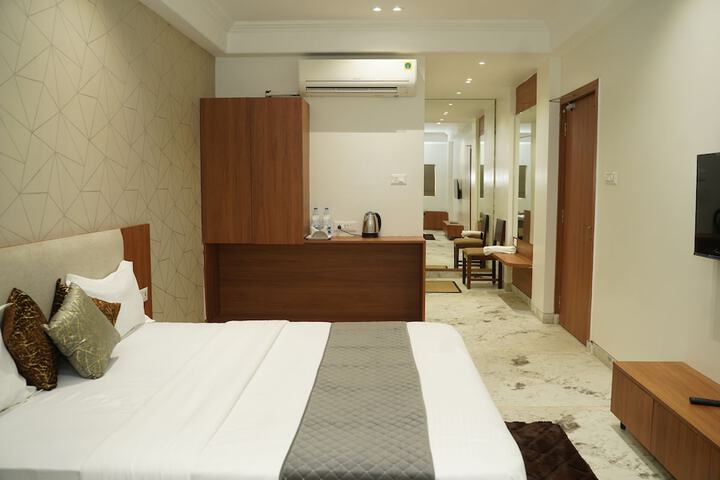 Room 4 of 13